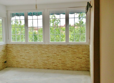 Piedra decorativa, alisado paredes y pintura color