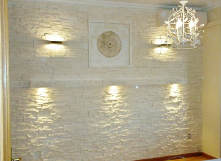 Revestimiento piedra, instalación luces y balda