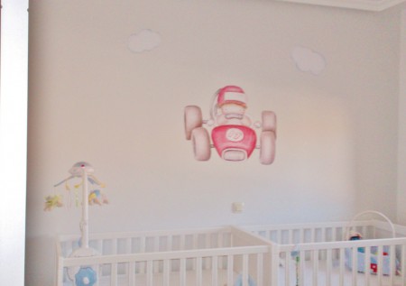 Pintura y vinilo motivo infantil