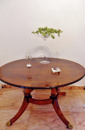 Restauración mesa, eliminación barnices, tintes tres colores, barnizado